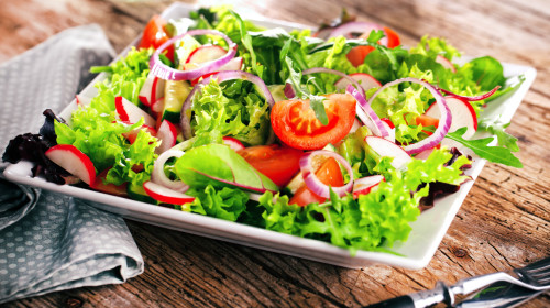 生菜、水果等生冷食物，容易损伤脾胃的阳气，食用宜谨慎。