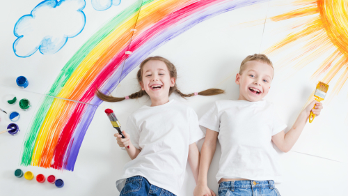 儿童绘画中的彩虹。