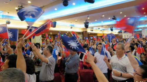 國民黨號召民眾用「一塊」挺中華民國國旗、也為國民黨募款。
