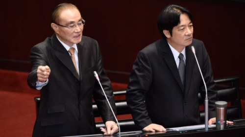 臺灣國防部長馮世寬（左）在立法院院會接受質詢。