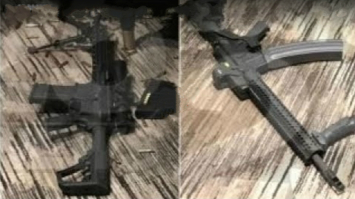 美国拉斯维加斯枪击案枪手使用的枪械照片今首度曝光从照片中看到，饭店房间地板上放满了枪枝。(16:9) 