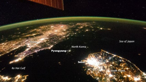 夜晚衛星空照圖，幾乎看不到朝鮮，僅有平壤發光