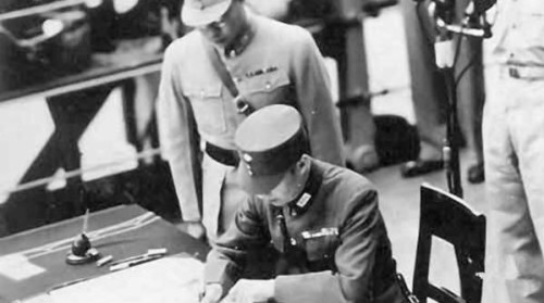 1945年9月2日，徐永昌在「密蘇里」號上代表中國在日本投降書上簽字。