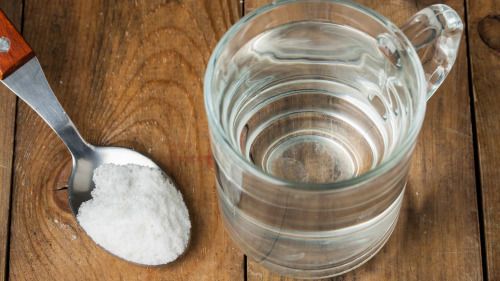 小小一杯盐水具有很多医用功能。