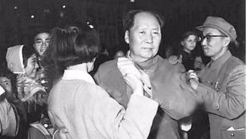 毛泽东在大饥荒前夕喝茅台，跳艳舞。（网络图片）