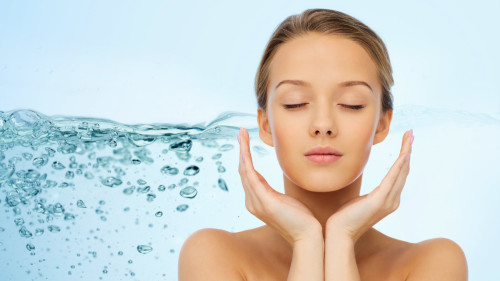 洗脸正确方法,是用35℃的温水洁面,然后用冷水冲洗。
