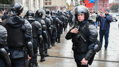 俄罗斯反对派领袖纳瓦尼的支持者们7日一早在莫斯科聚集，他们表示，要对现任总统普京近20年的统治表示抗议，警方派出警察暴力镇压。(16:9) 
