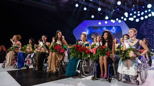 波蘭首都華沙在當地時間10月8日晚間迎來首屆世界輪椅小姐（Miss Wheelchair World 2017）選拔賽，有來自19個不同國家的24位女性參加。(16:9) 