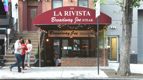 位于46街和8大道的La Rivista & Broadway Joe Steak House（拉里维斯塔和百老汇乔牛排屋）