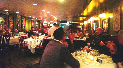 La Rivista&Broadway Joe Steak House提供顾客传统意大利餐与地道美国牛排等经典美味，晚上8点后还有钢琴歌手为您表演。