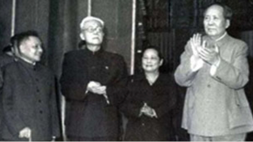 1960年，鄧小平、林伯渠、宋慶齡與毛澤東在一起。