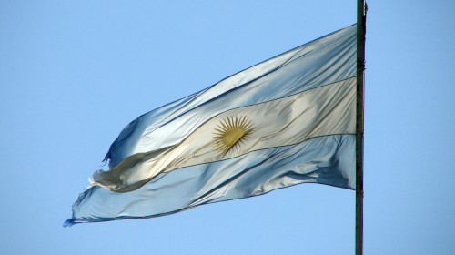 日前，阿根廷央行做出了一个疯狂举动——指标利率一举拉高至40%，震撼全球金融市场！这已经是阿根廷央行八天之内第三次加息了，利率从27.25%跳涨至40%，而促使阿根廷央行如此猴急的原因就是——阿根廷的货币大贬值。