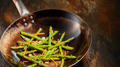 用生锈锅子炒菜是对身体不好的。