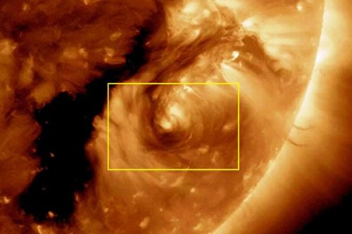 NASA拍到太陽出現罕見漩渦狀運動