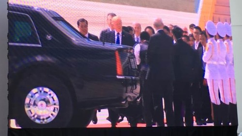 9日川普總統在越南時間12時15分抵達越南峴港國際機場，參加第25屆APEC經濟領袖會議。