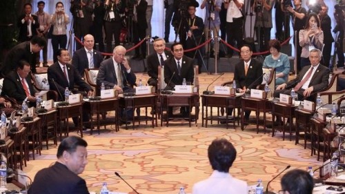APEC领袖代表宋楚瑜（后中右橘色领带者）10日在越南岘港出席“与东协领袖非正式对话”，与中国国家主席习近平（前左）相对而坐。