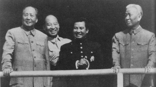 左起毛泽东、彭真、西努哈克、刘少奇。