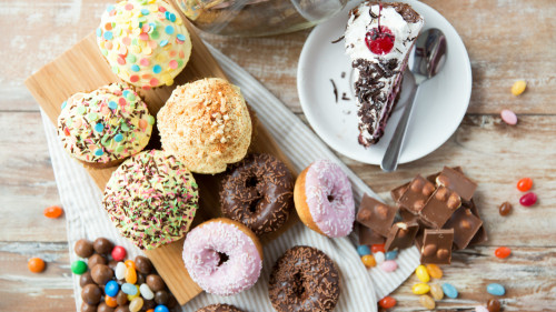 根据甜食的食用方式和甜味的种类，带给脑部的功效也不同。