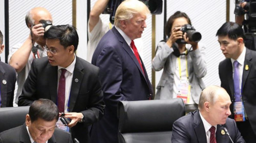 亚太经济合作会议（APEC）经济领袖闭门会议11日在越南岘港举行，美国总统川普（Donald Trump）（中）、俄罗斯总统蒲亭（Vladimir Putin）（前右）与菲律宾总统杜特蒂（前左）出席。(16:9) 