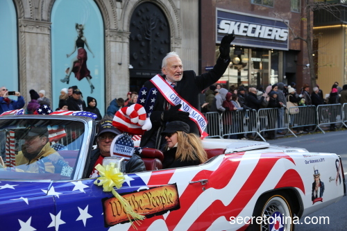 此次今年游行领队的大元帅，曾为美国空军退伍军人的传奇宇航员Buzz Aldrin