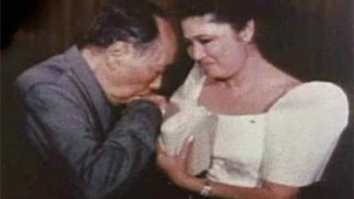 除了尼泊尔王后，菲律宾总统马可斯夫人（右）也被毛泽东拉着久久不放。