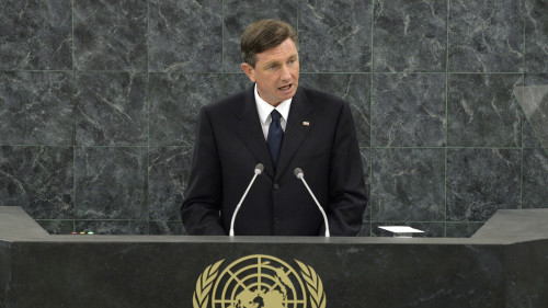 斯洛文尼亚11月12日举行总统大选第二回合的投票，素有“Instagram之王”之称的总统巴荷（Borut Pahor）成功连任。(16:9) 