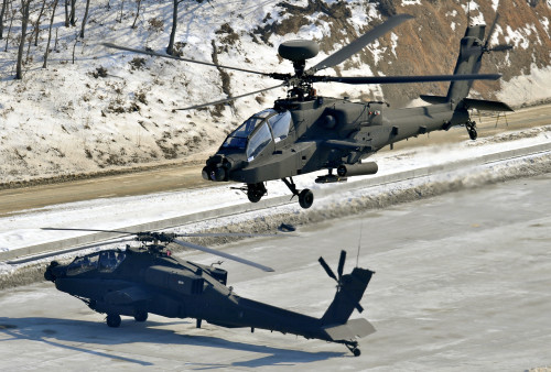 韩国阿帕奇直升机进行军事演习。