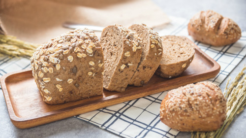 多吃含纤维素高的全谷面包，有益健康。