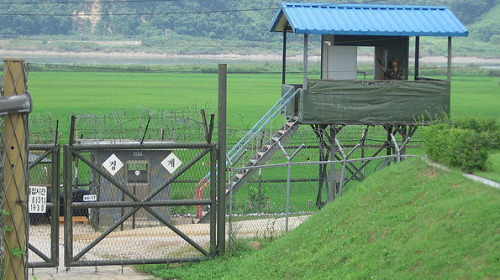 位於韓朝非軍事區的檢查站，上有一名哨兵警戒着。
