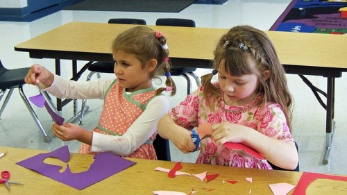 美国幼儿园的儿童发挥创造力学习剪纸。