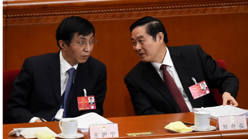 分管文宣的現任政治局常委王滬寧（左）和前中宣部長劉奇葆（右）。