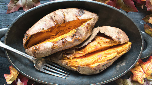 红薯皮含有较多的生物碱，食用过多会导致胃肠不适。