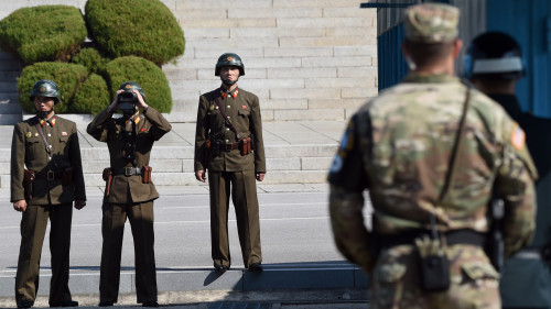 13日一名朝鮮士兵身中多槍，在韓朝非軍事區投誠。