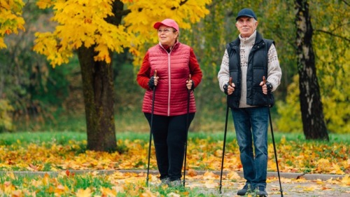 老年人要根據自身的身體狀況來選擇適合的運動方式，切不可盲目鍛練。