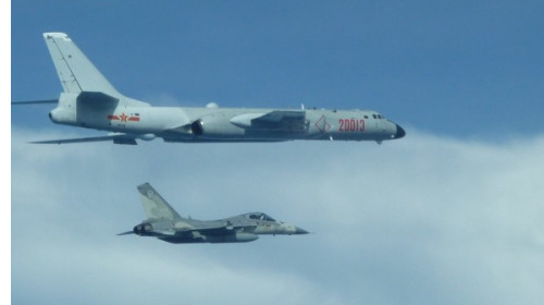 12月7日，中国多部轰炸机再次逼近台湾防空识别区遭台F-16战机拦截。