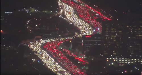 11月21日，洛杉磯405高速公路交通阻塞情況。