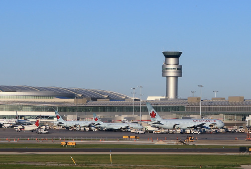 加拿大人遇飞机延误竟把机场弄成这样！视频/图