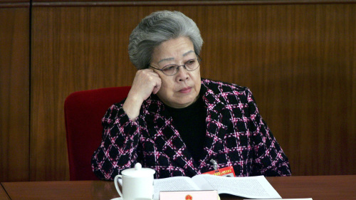 中共历史上第三名女性副总理吴仪传曾与江泽民姘头陈至立当众火拼。