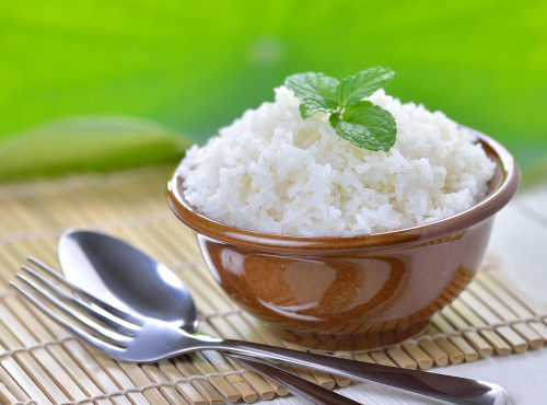 在水裡加入幾滴油或檸檬汁，可以讓煮出來的米飯又靚又香。（圖片來源：Adobe Stock）