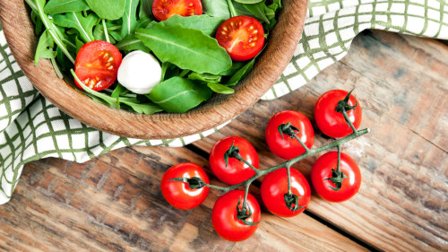 番茄有健胃消食、清热消暑、补肾利尿等功效。