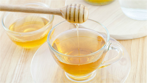 喝蜂蜜水可以帮助肠道蠕动，从而排出宿便。