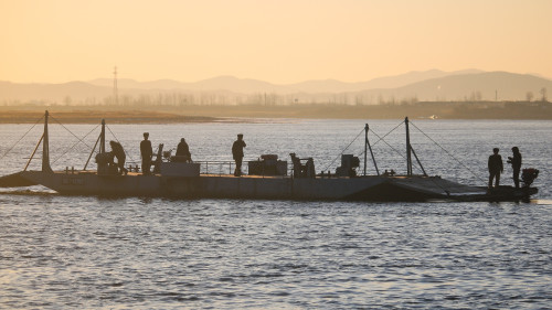 朝鮮幽靈船頻繁出現在日本海岸，有專家指出，金正恩為發展核武擴充軍需，把老舊的軍艦給完全不懂捕魚的朝鮮軍人，逼迫他們出海捕魚。(16:9) 