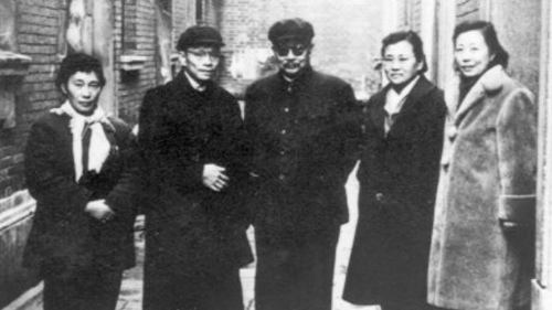 1961年，中共特工头目李克农（中）访问上海八路军办事处旧址，沈安娜（右一）陪同