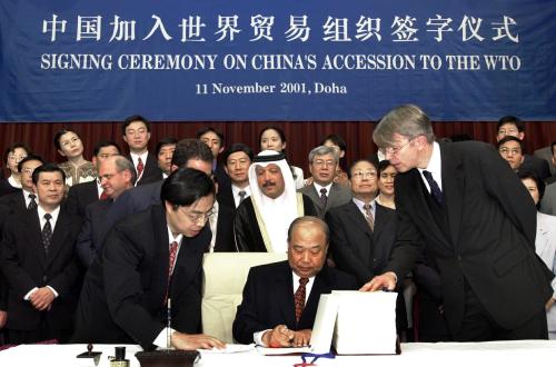 中国“入世”已有16年。图为2001年中国加入WTO签字仪式。