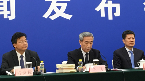 李飞今高调表示，主张“香港民主自决”等同“港独”，被认为是与港府有关言论相呼应。