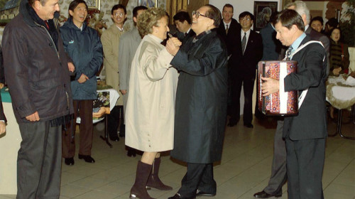 1999年10月24日江泽民不顾礼仪，拉着法国总统希拉克夫人跳舞。