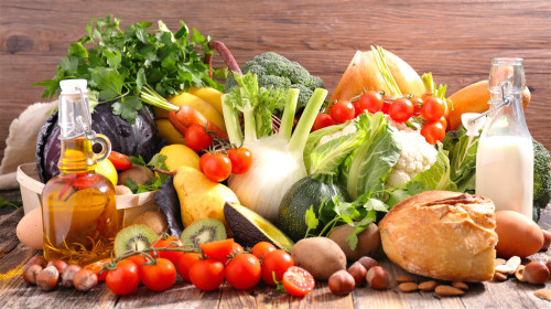  避免血液黏稠，应多吃含维生素C的水果和蔬菜。