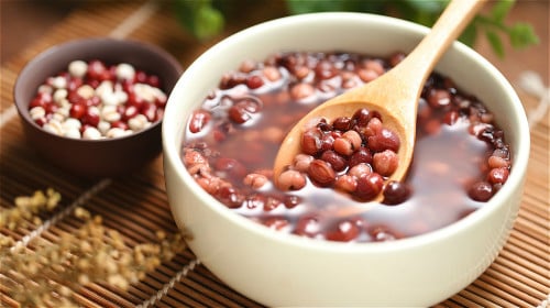 薏米紅豆粥有健脾養胃、利尿消腫的功效。