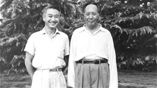 毛泽东（右）和贴身医师李志绥的合影。