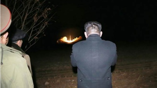 朝鮮最高領導人金正恩觀看「火星15」飛彈的發射